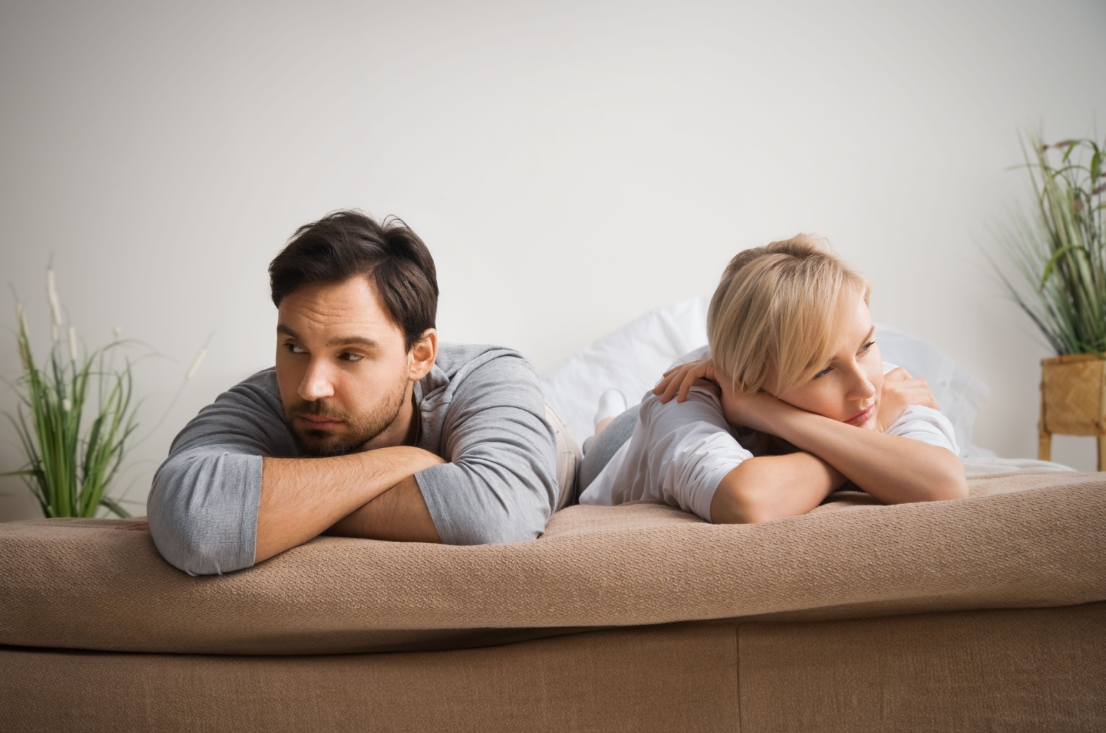 distanziertes paar auf der couch