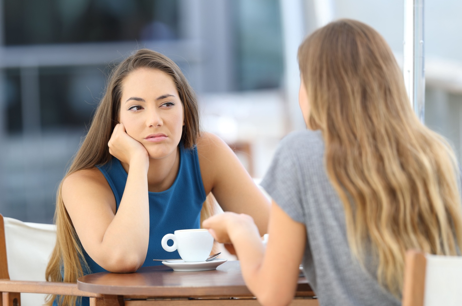 gelangweilte Frau beim Kaffee