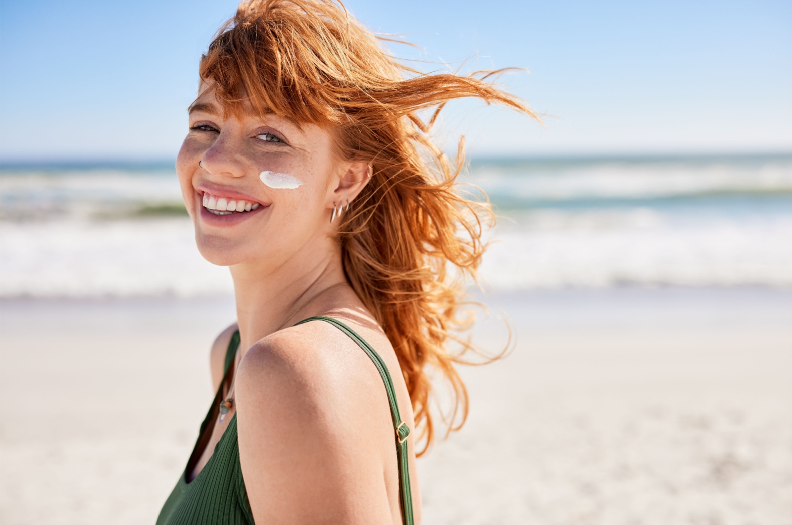glueckliche Frau am Strand