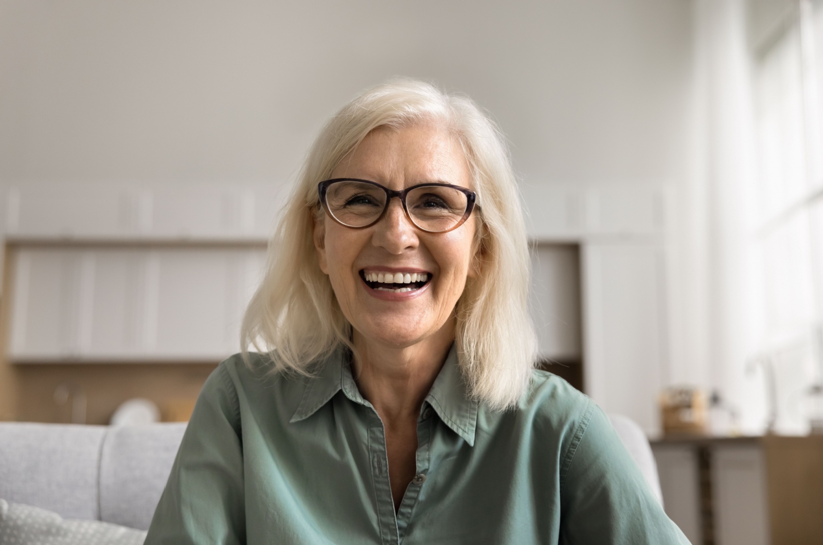 glueckliche alte Frau