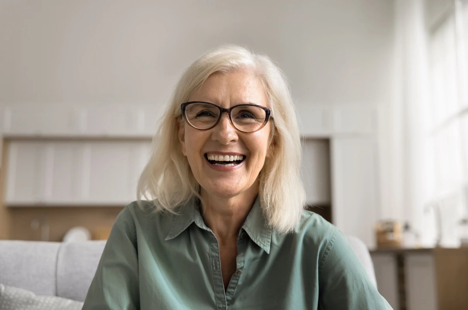 glueckliche alte Frau
