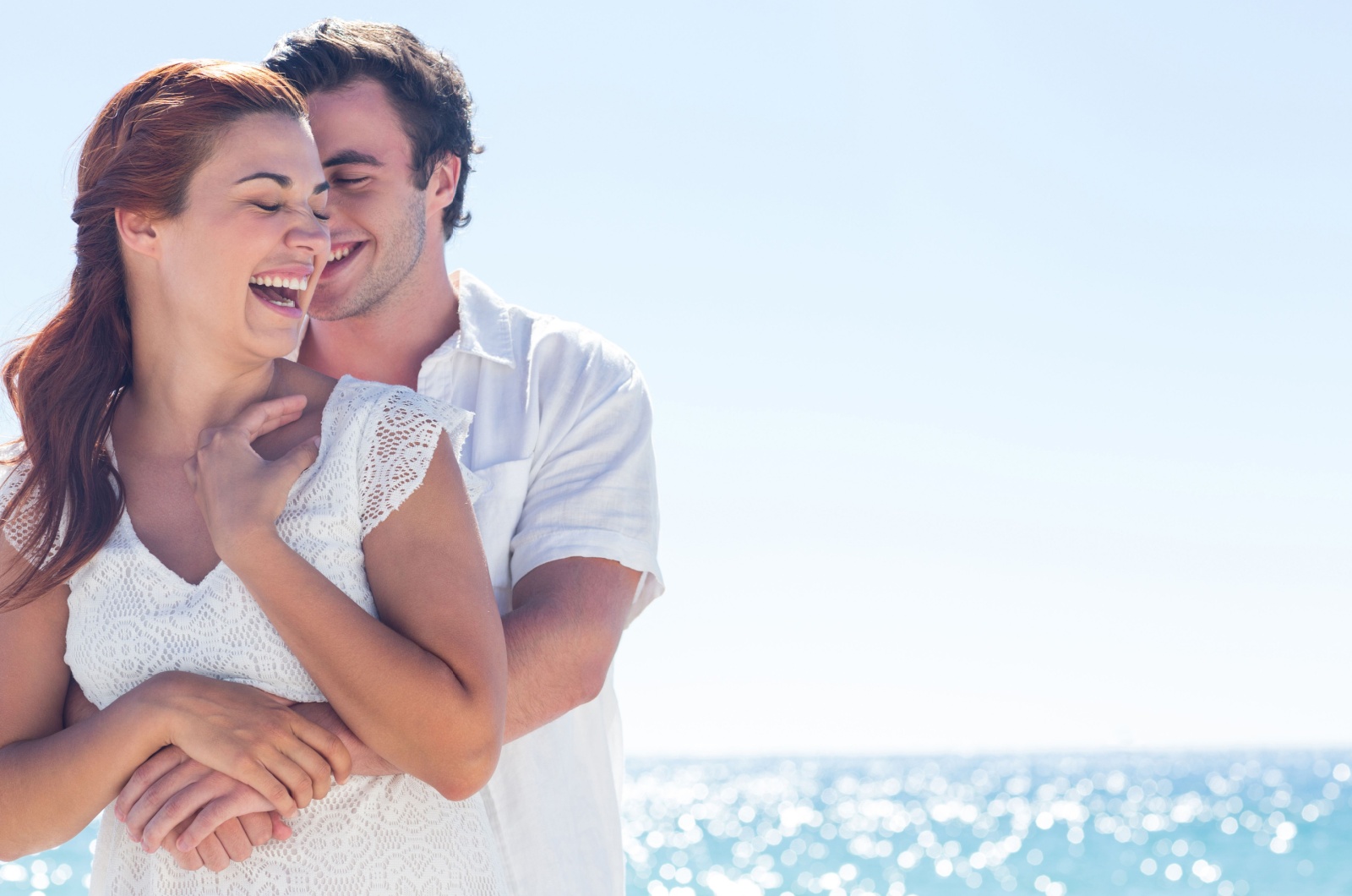 glueckliches Paar am Strand