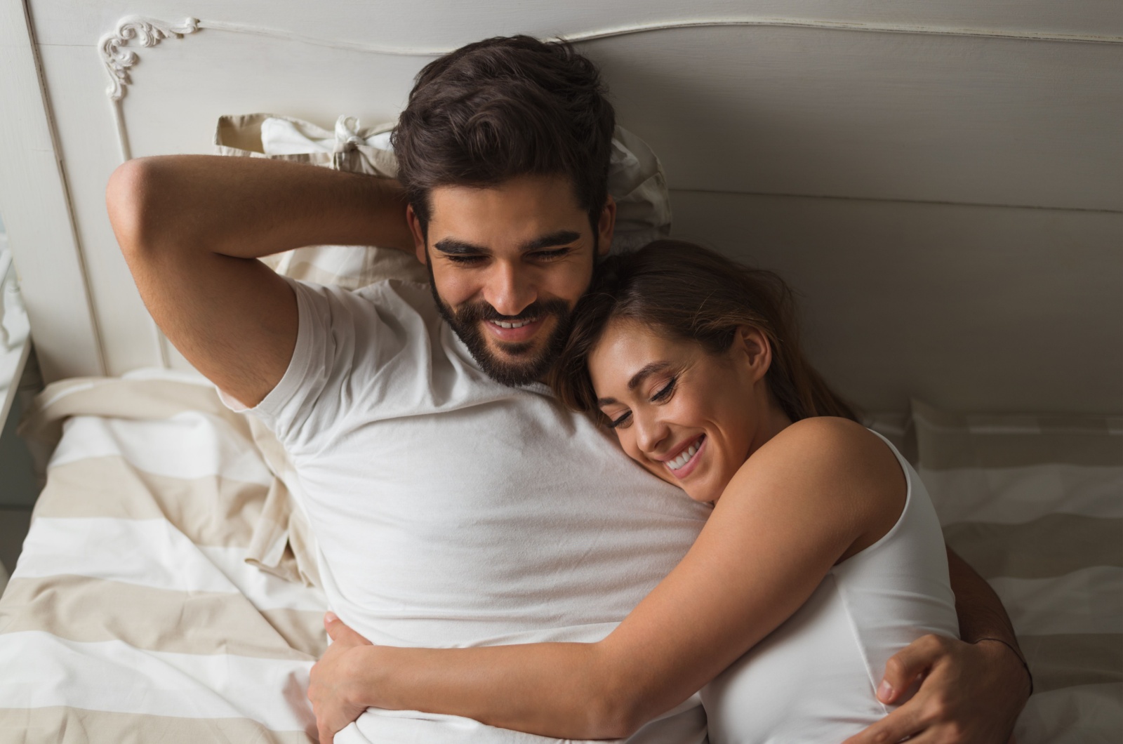 glueckliches Paar im Bett