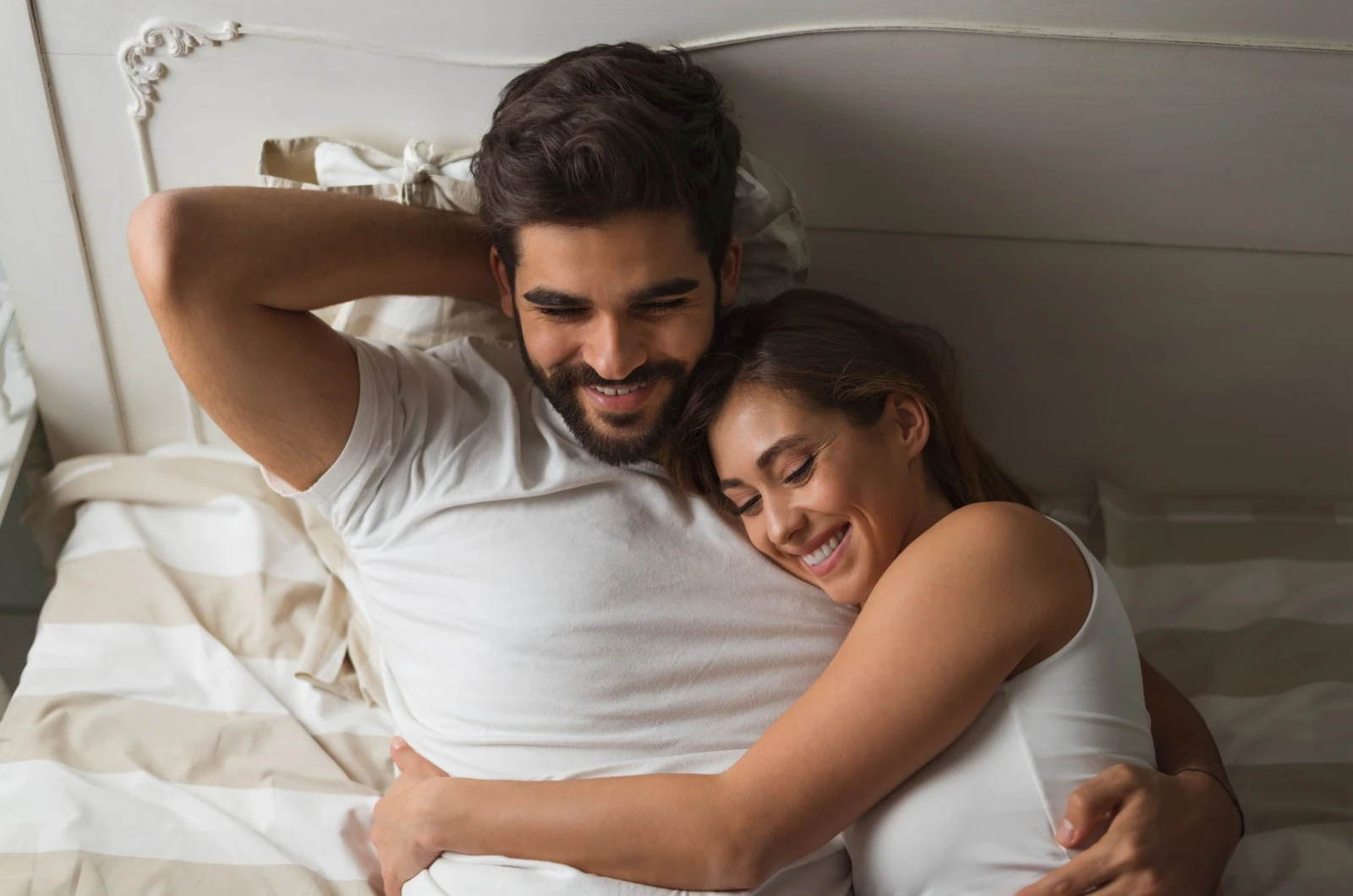 glueckliches Paar im Bett