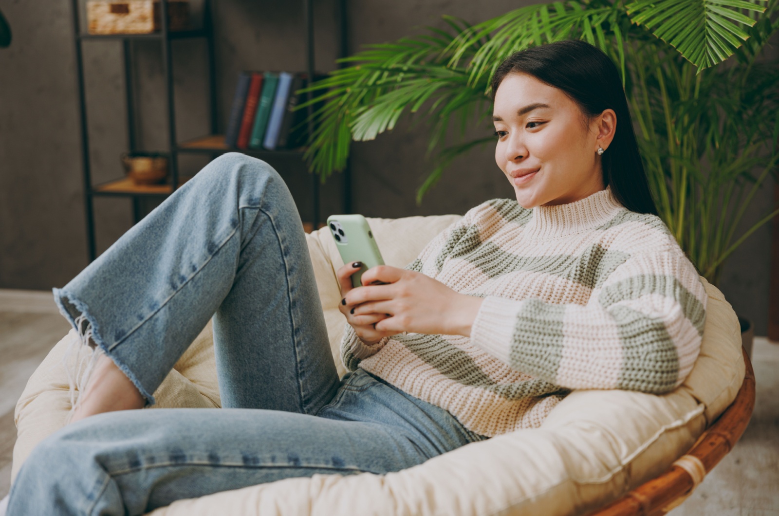 junge Frau mit Telefon