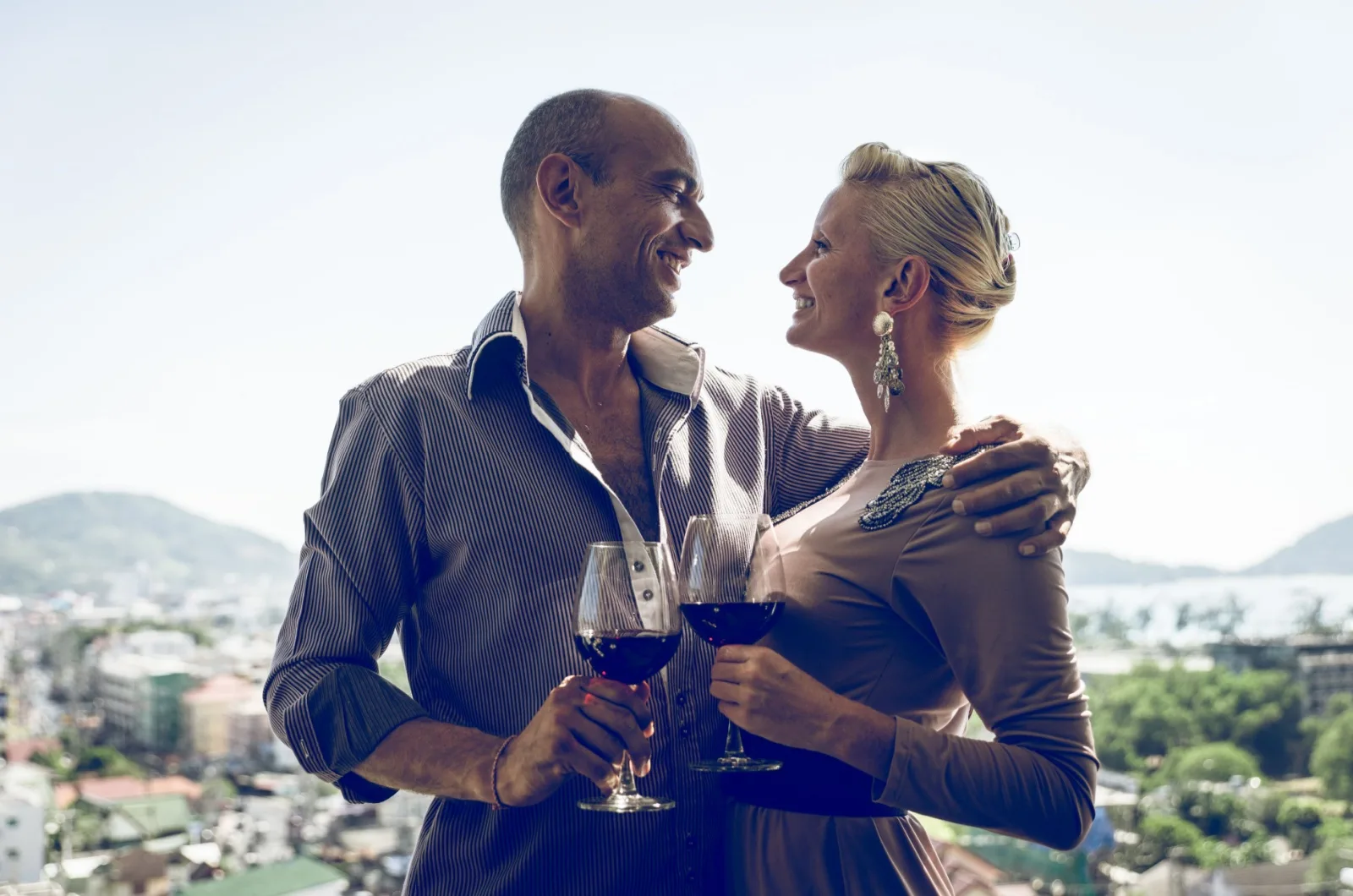 paar haelt eine weinrebe