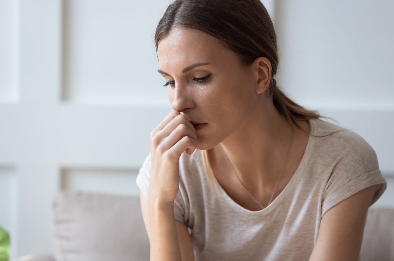 sehr traurige Frau, die tief in Gedanken versunken ist