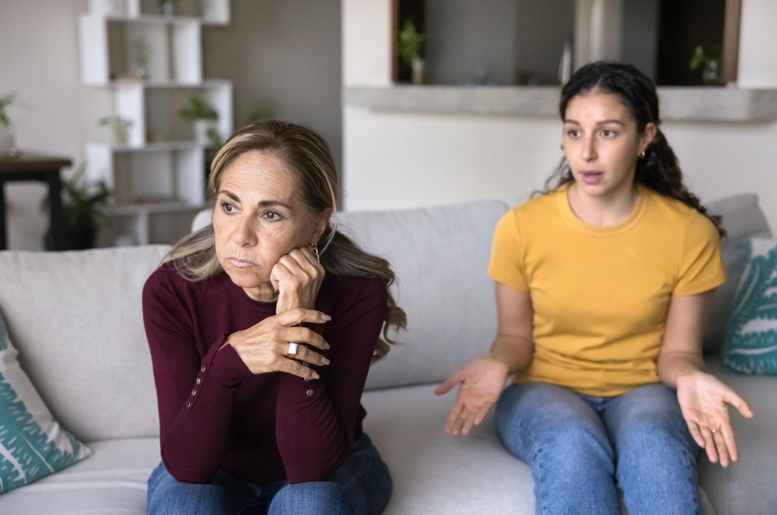 tochter versucht mit mutter zu sprechen