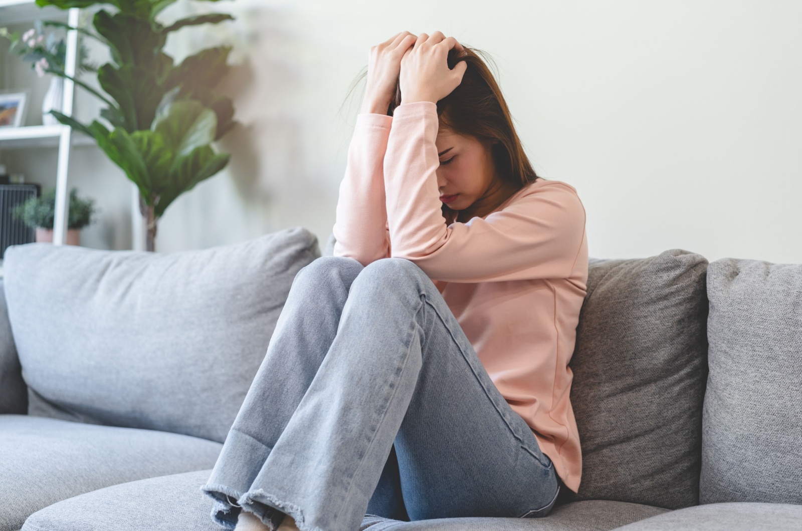 traurige Frau auf der Couch