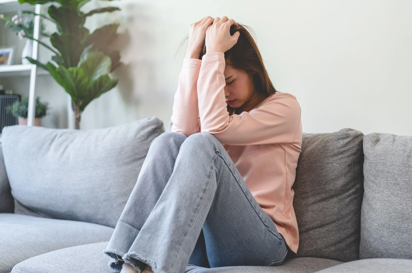 traurige Frau auf der Couch