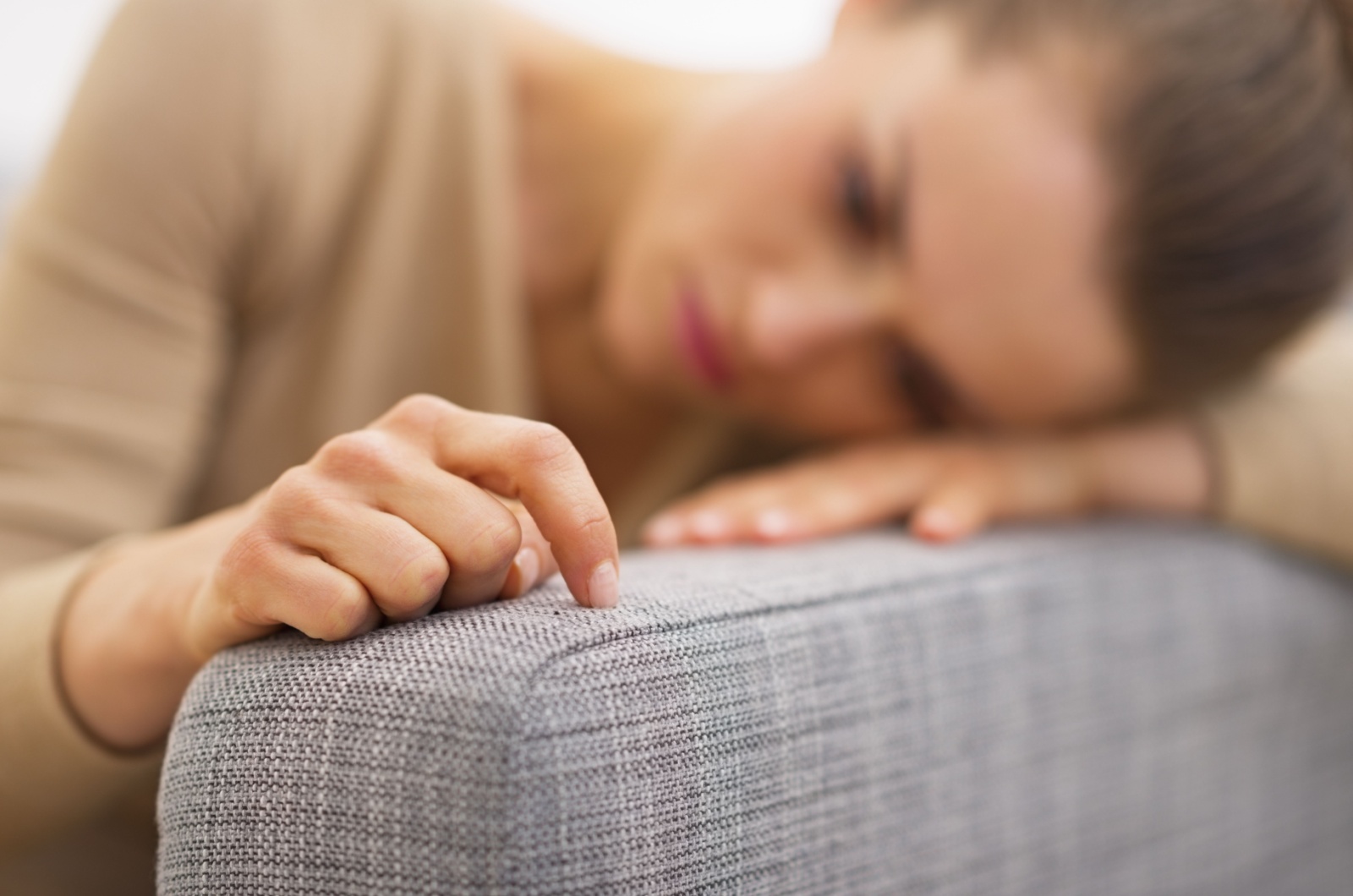 traurige Frau auf der Couch
