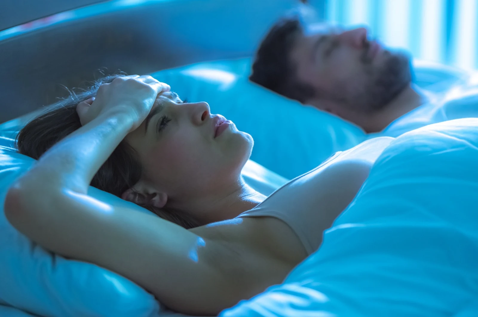 traurige Frau im Bett