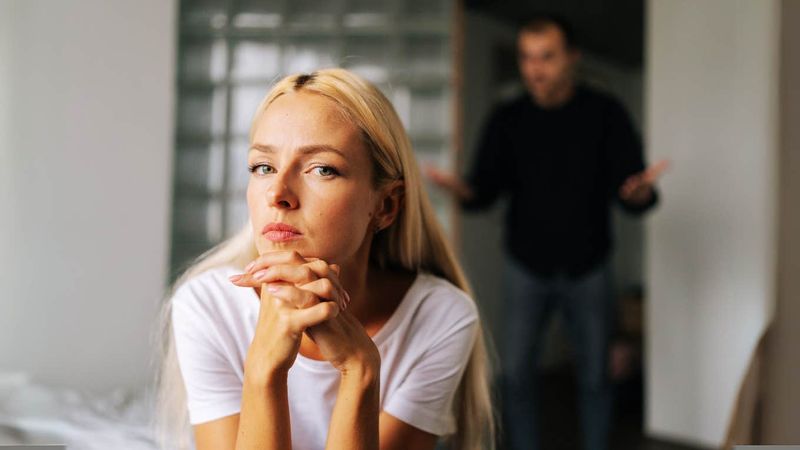 traurige Frau im Schlafzimmer