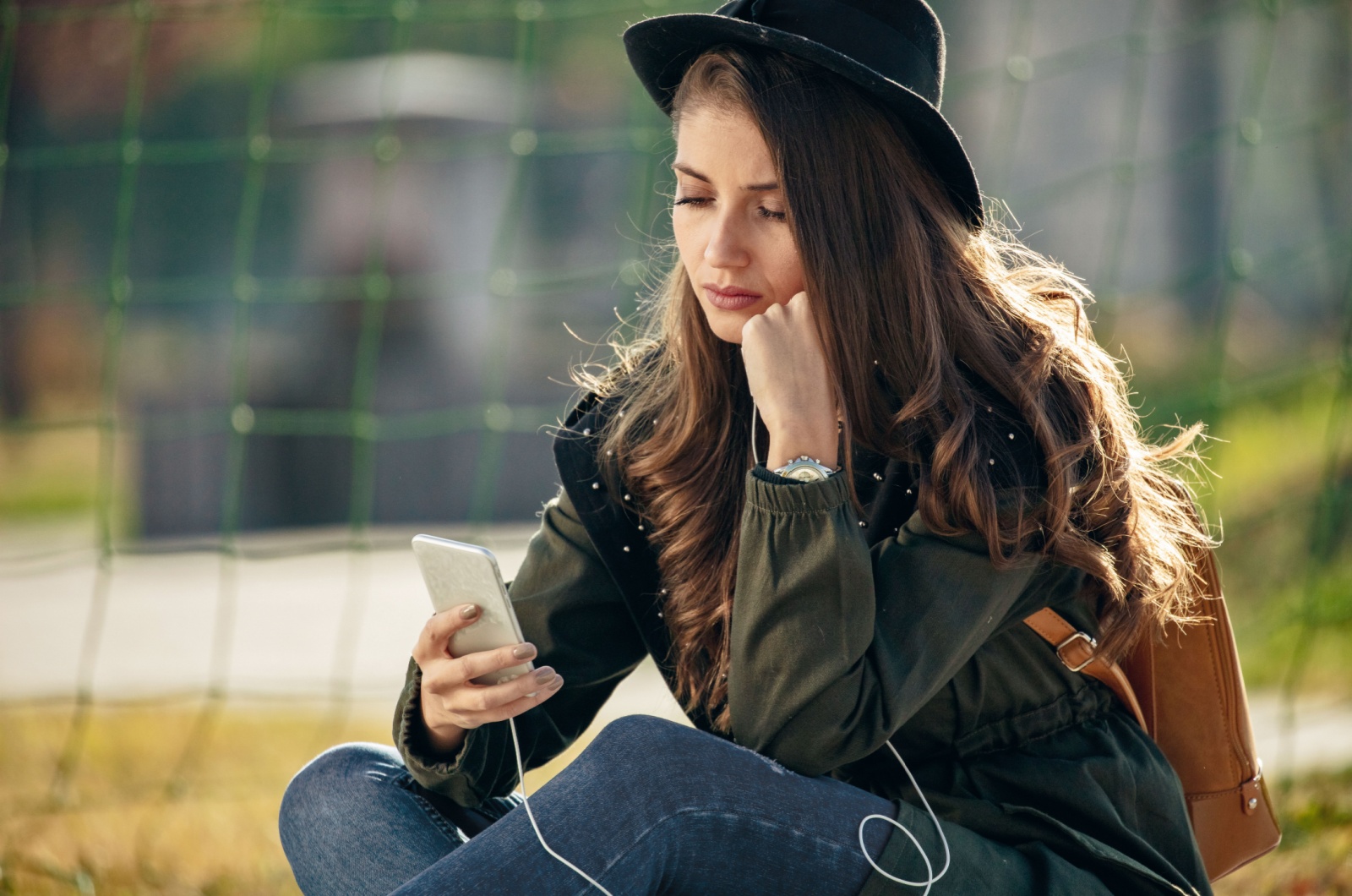 traurige Frau mit einem Telefon