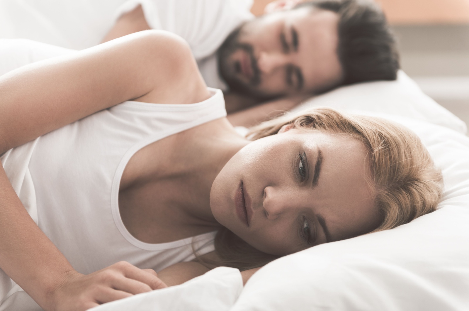 traurige Frau neben Mann