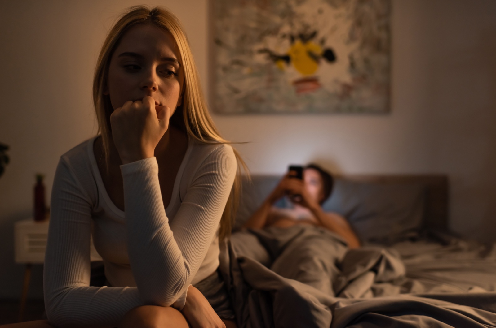 traurige Frau neben Mann