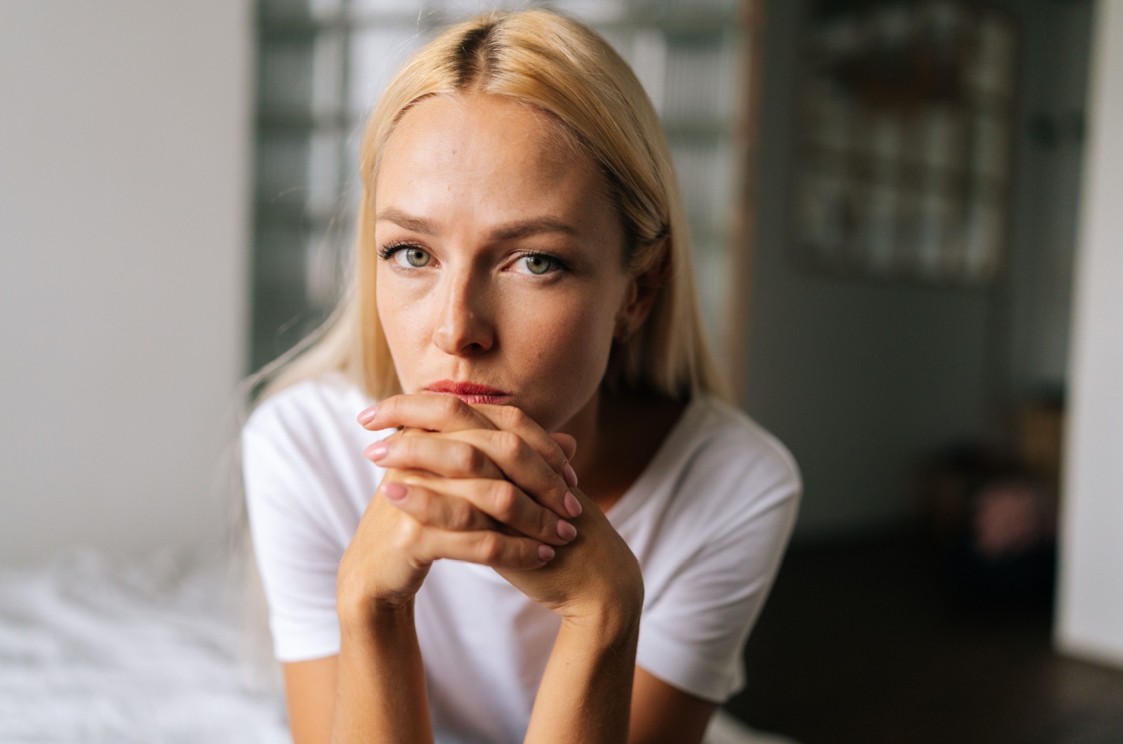 traurige blonde Frau