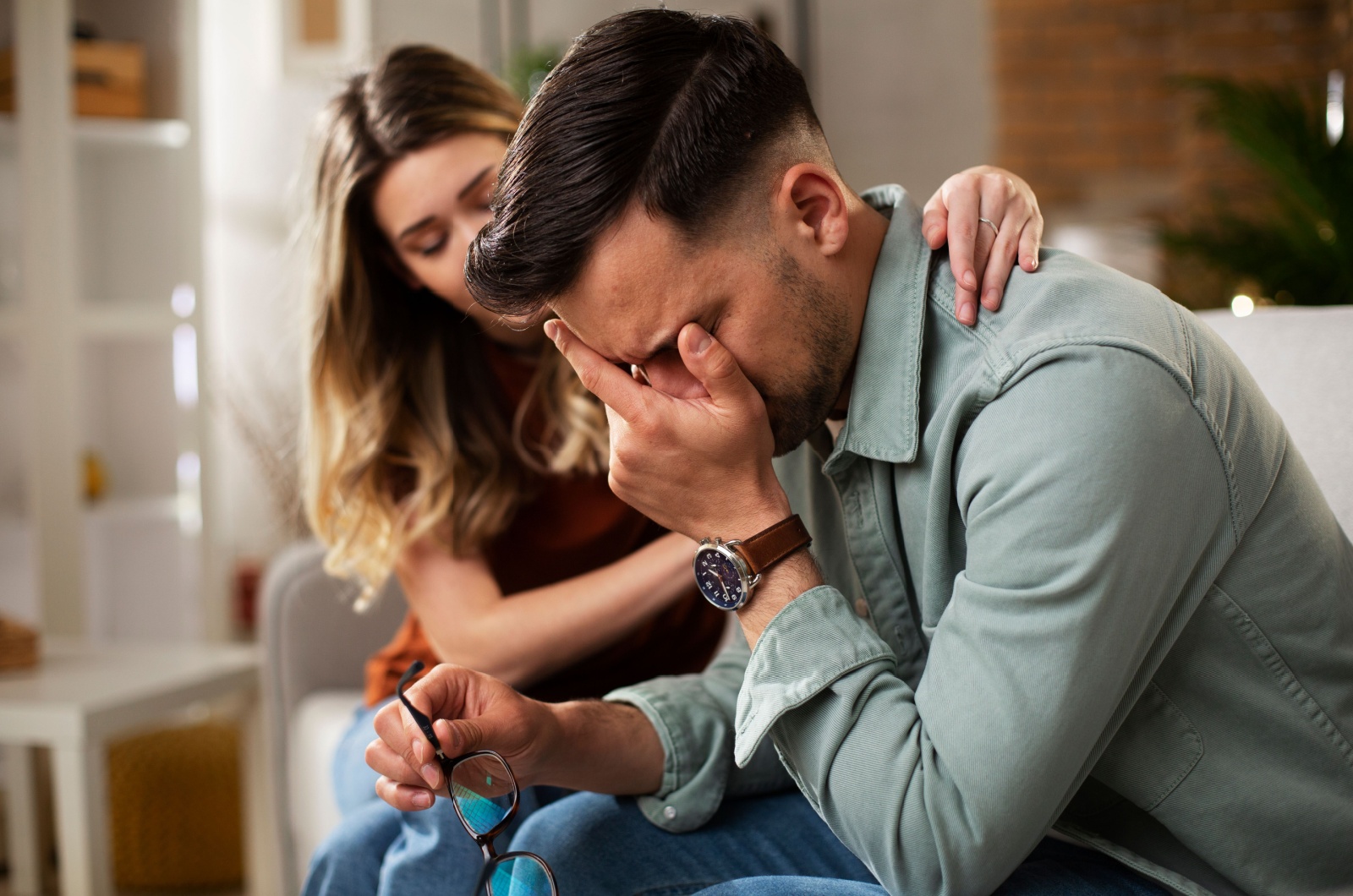 trauriger Mann und Frau auf der Couch