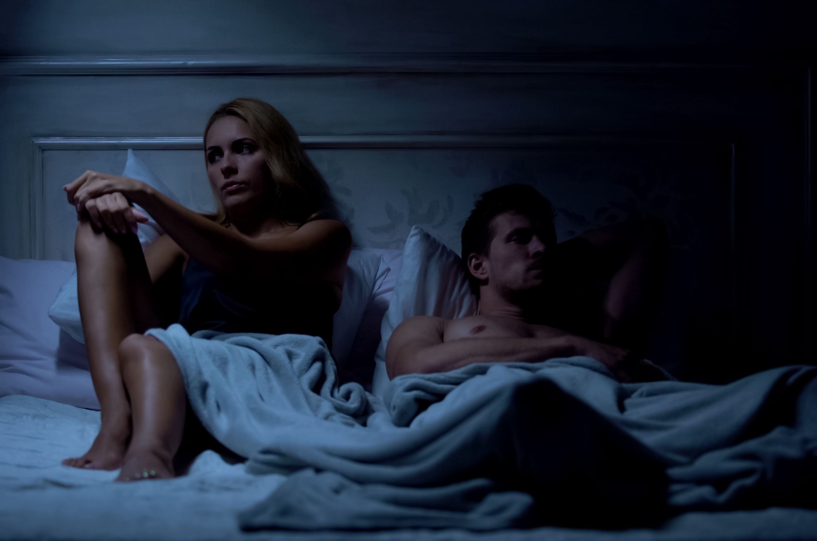 trauriges Paar im Bett