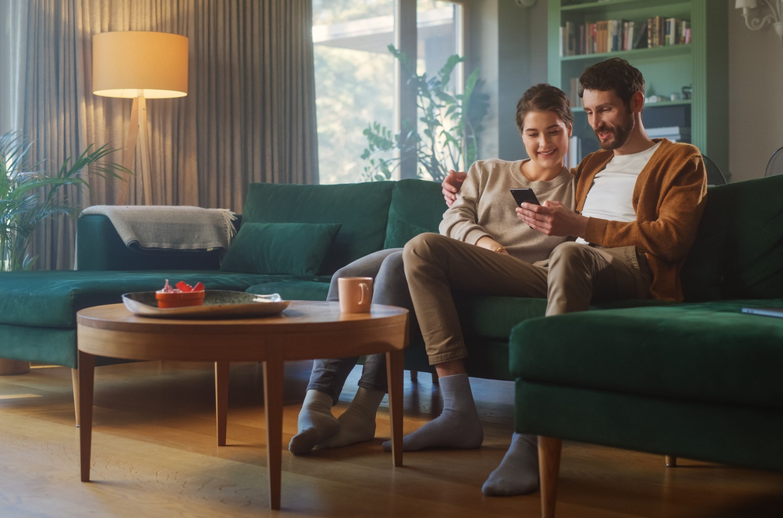 umarmtes Paar auf der Couch