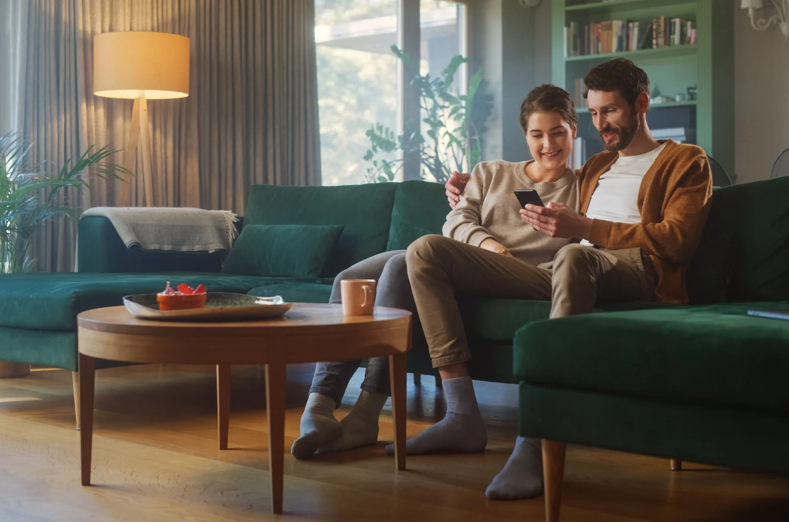umarmtes Paar auf der Couch