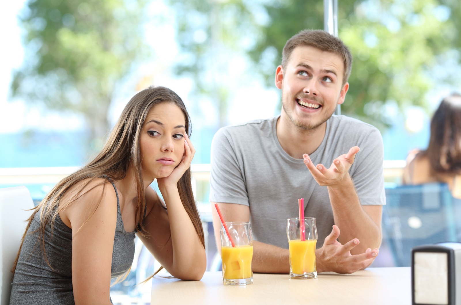 veraergerte Frau beim Date