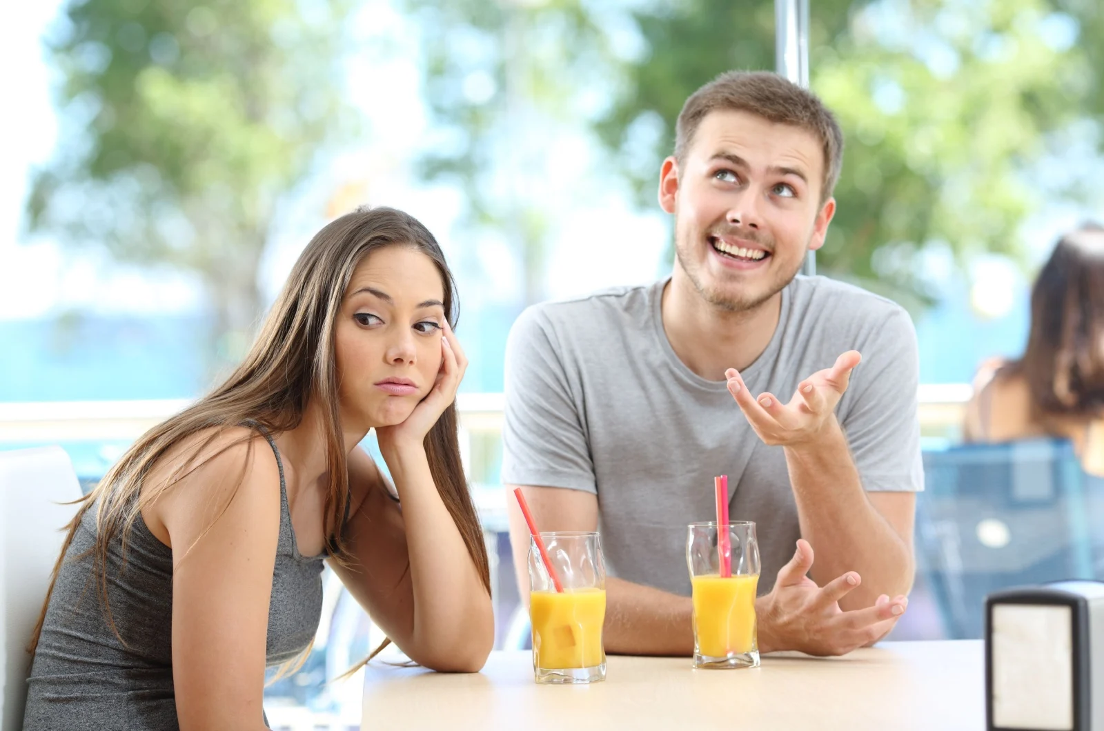 veraergerte Frau beim Date