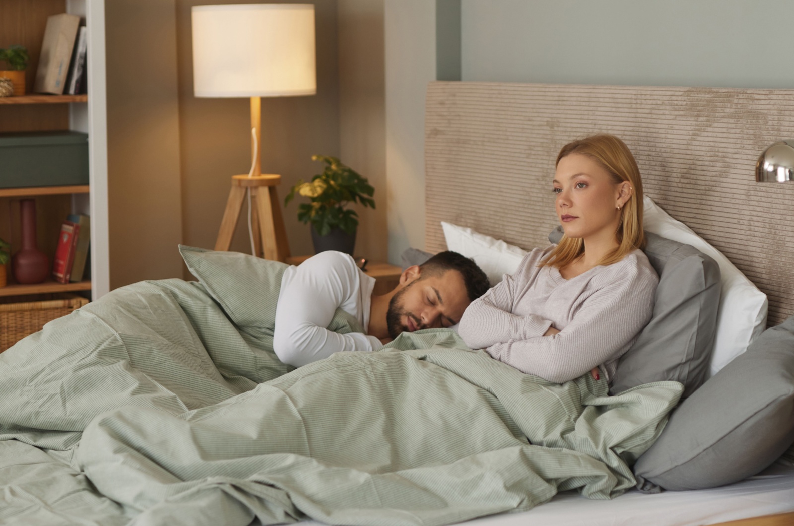 veraergerte Frau im Bett