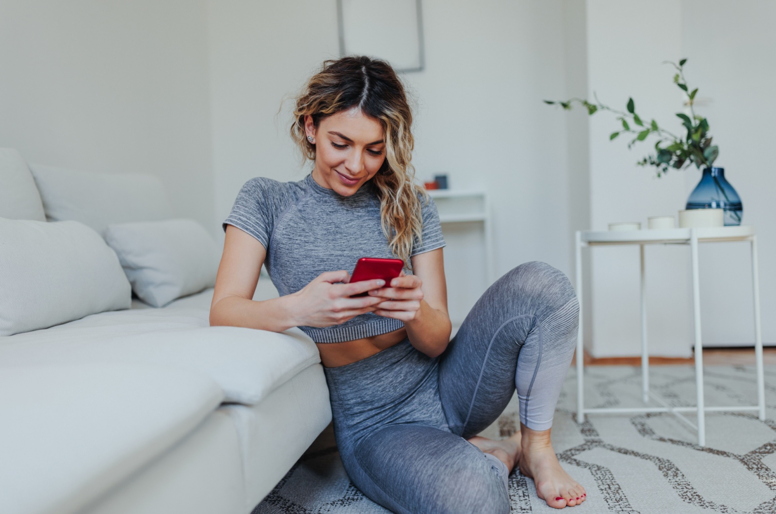 Frau flirtet per Handy