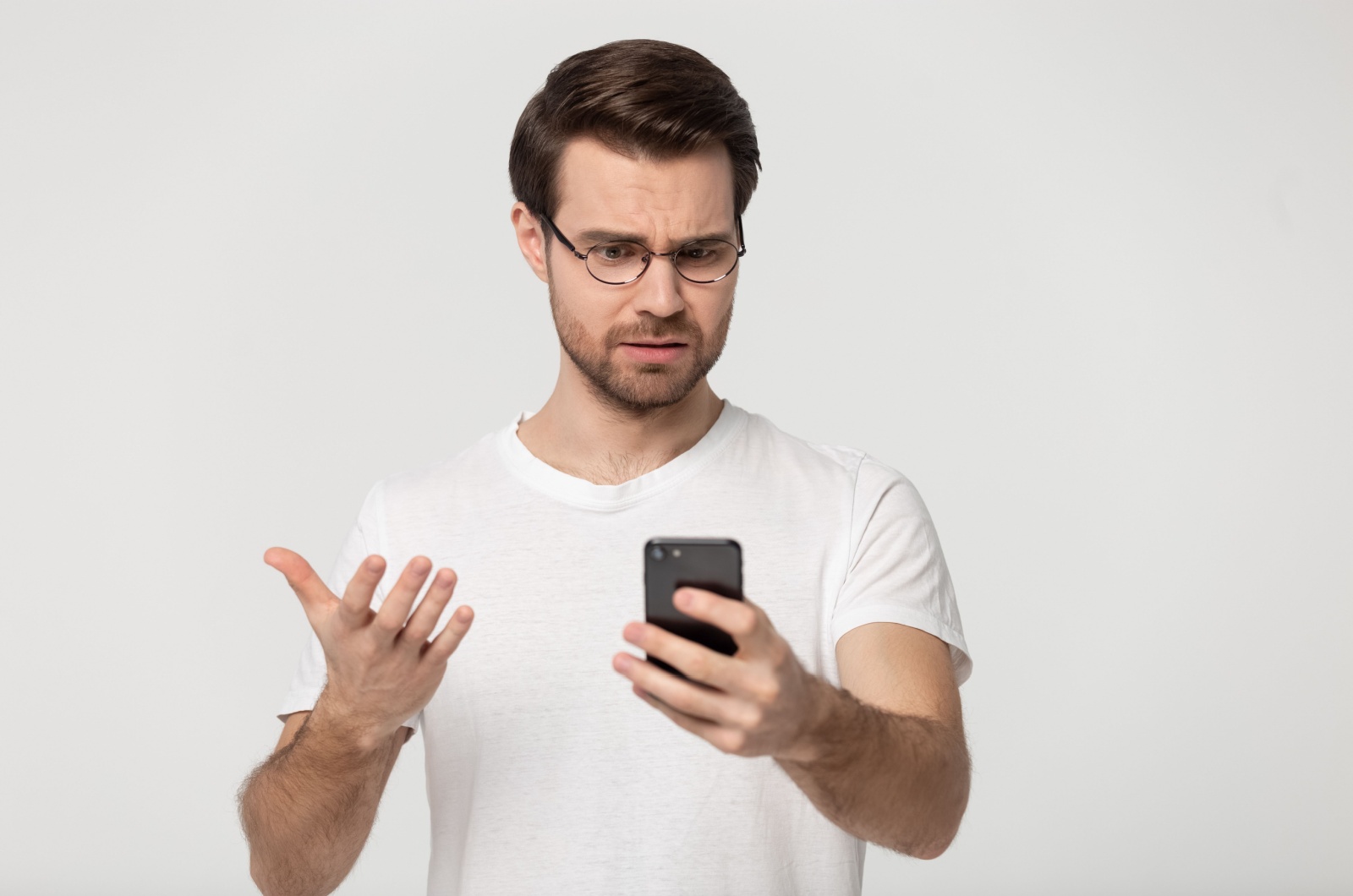 Mann iritiert von SMS