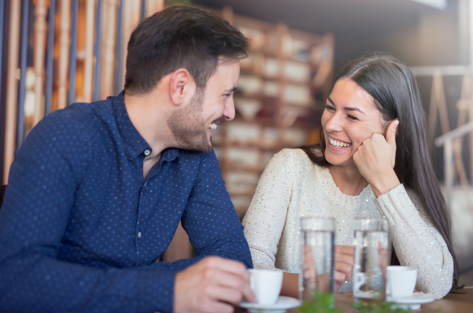 Mann redet mit Frau