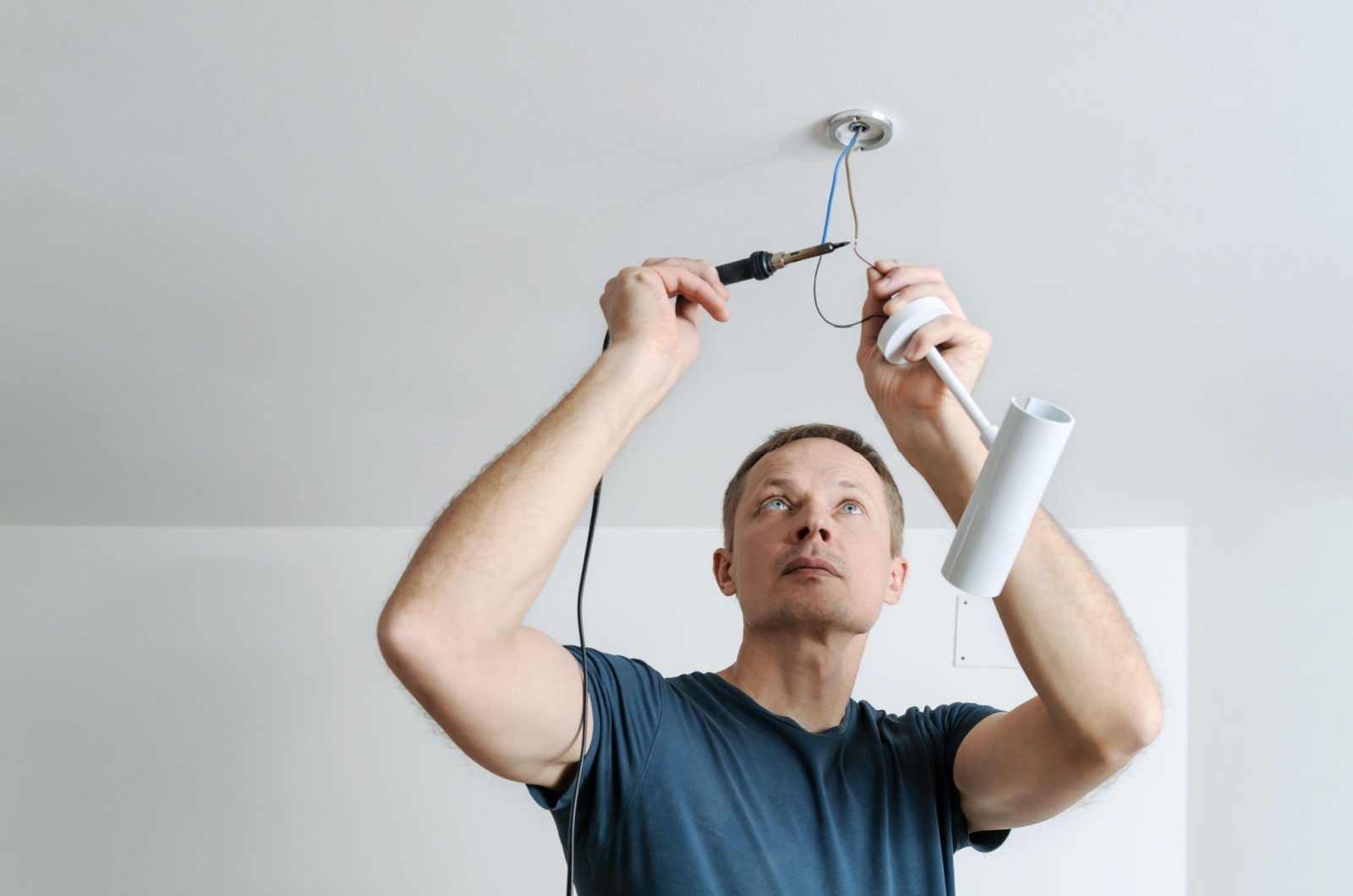 Mann repariert Lampe