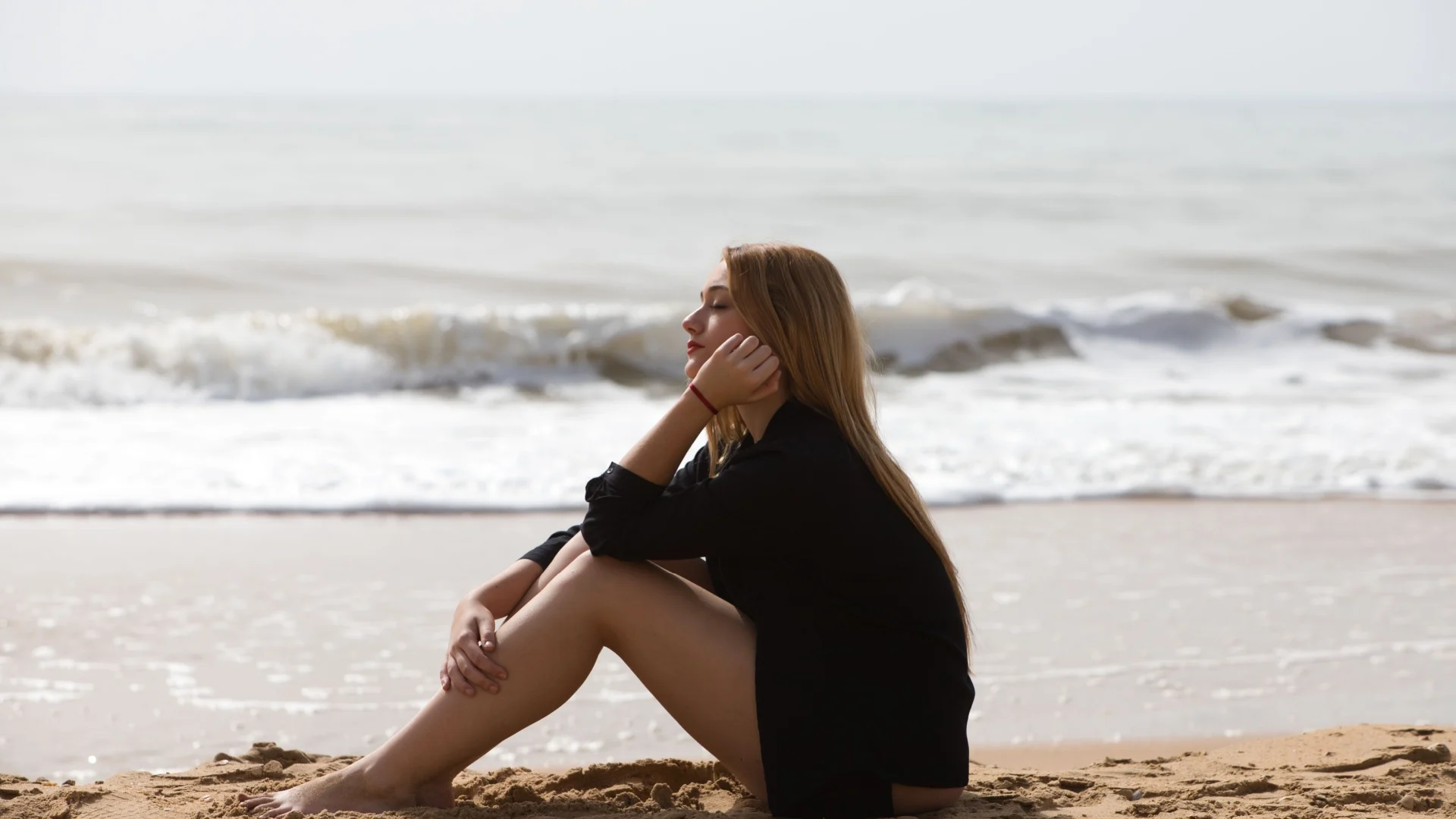 traurige frau am strand