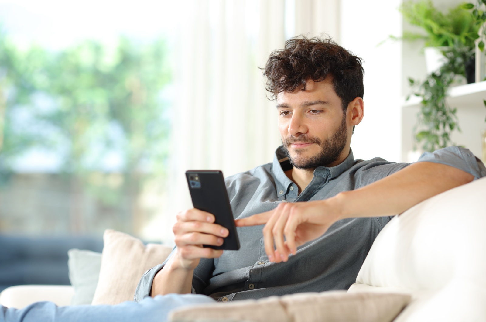 mann mit handy
