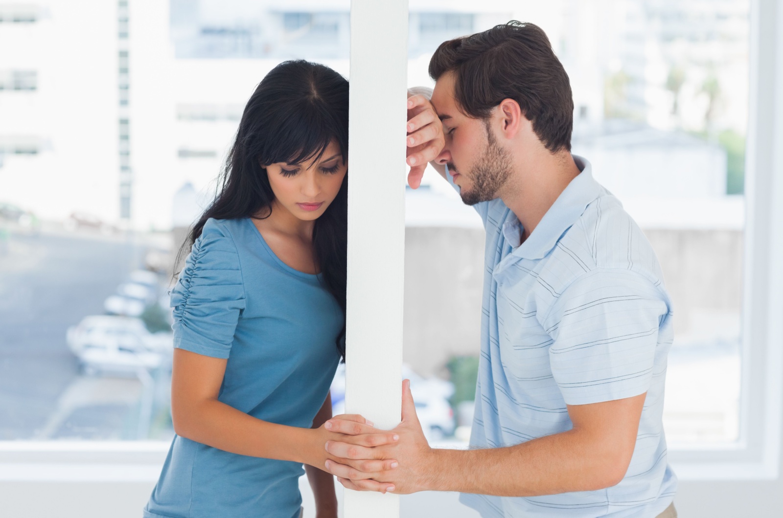 mann und frau an wand