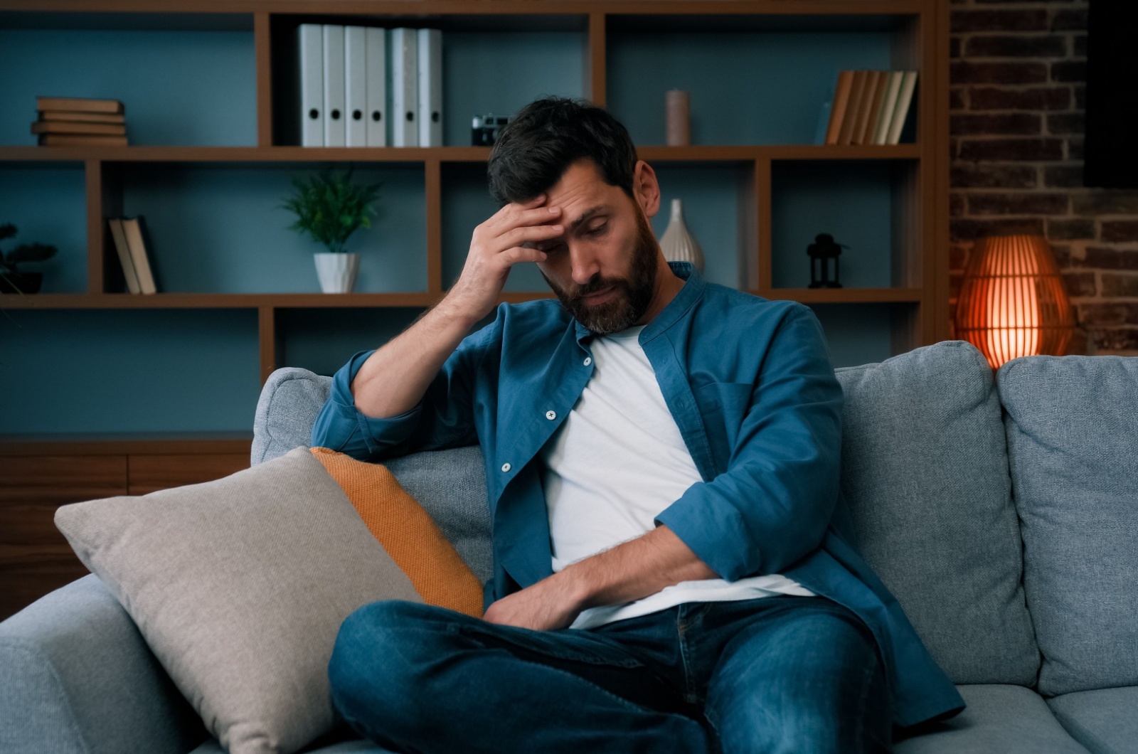 trauriger mann sitzt auf couch