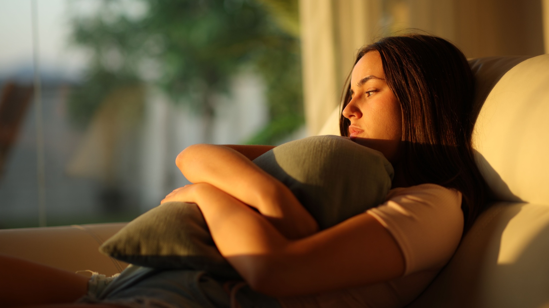 traurige frau umarmt kissen