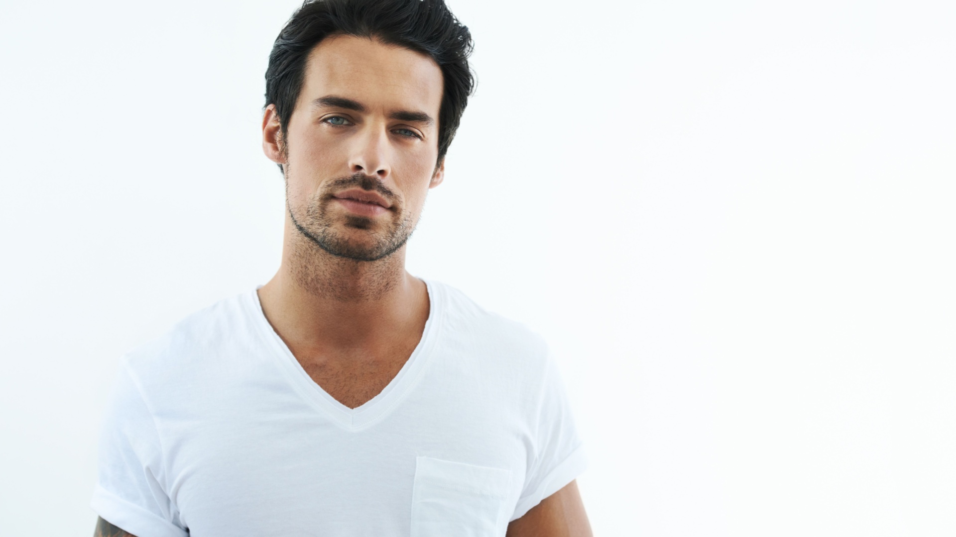 narzisst im weissen shirt