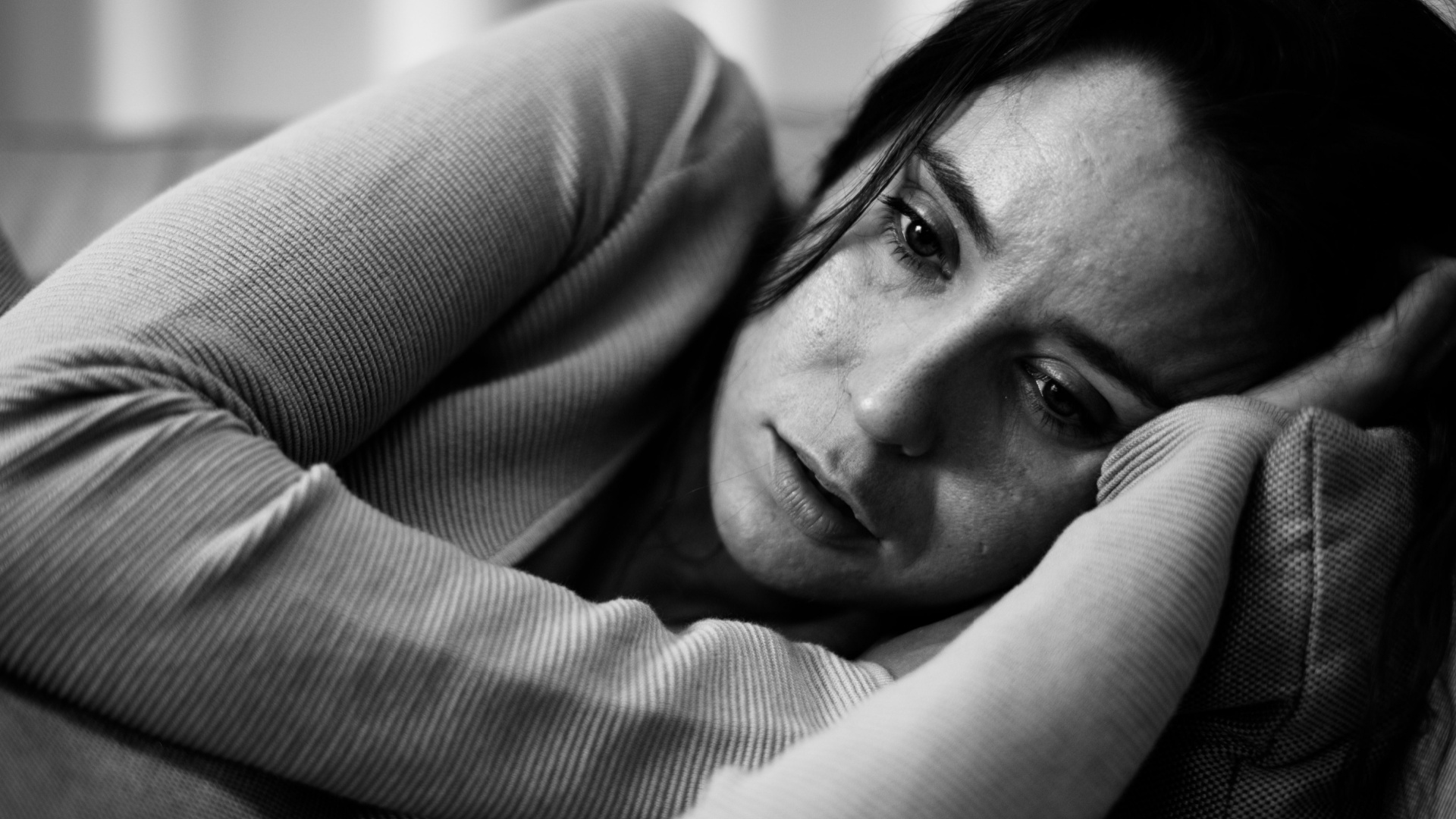 frau leidet wegen narzisstischer beziehung