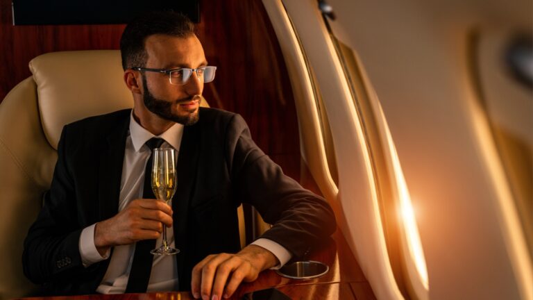 Gold Glanz und Gier warum Narzissten von Geld besessen sind