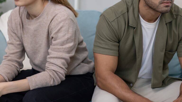 Hinweise dass er distanziert ist und Wege wie er trotzdem seine Liebe zeigt