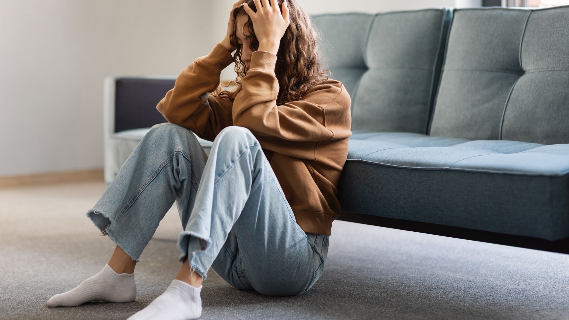junge frau leidet nach beziehung
