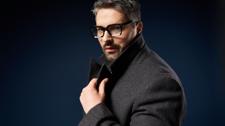 narzisst mit brille im dunklen