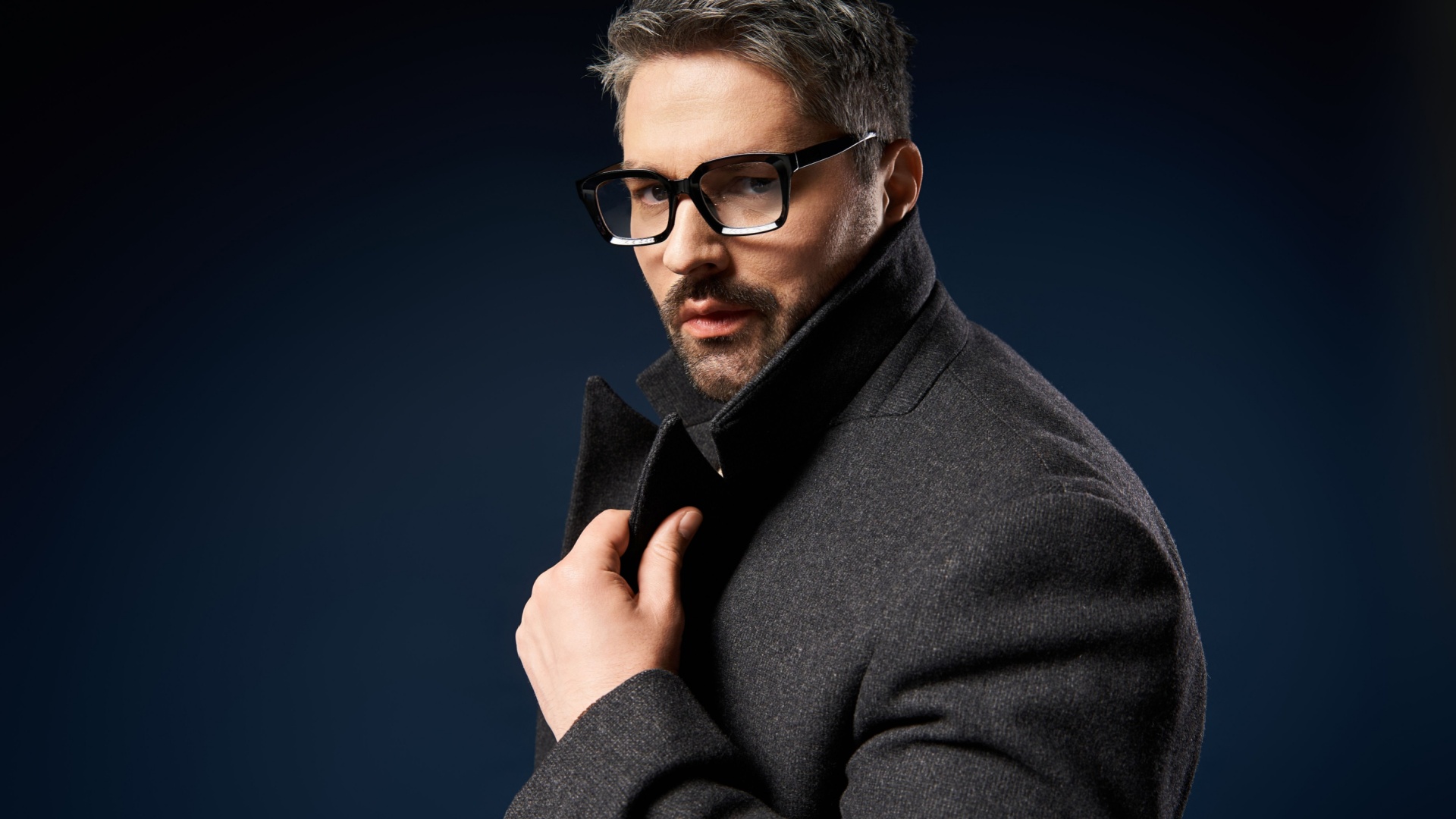 narzisst mit brille im dunklen