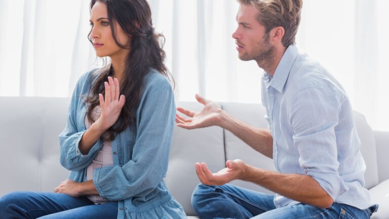 Frau ignoriert narzisst