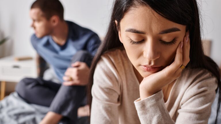 frau leidet wegen mann