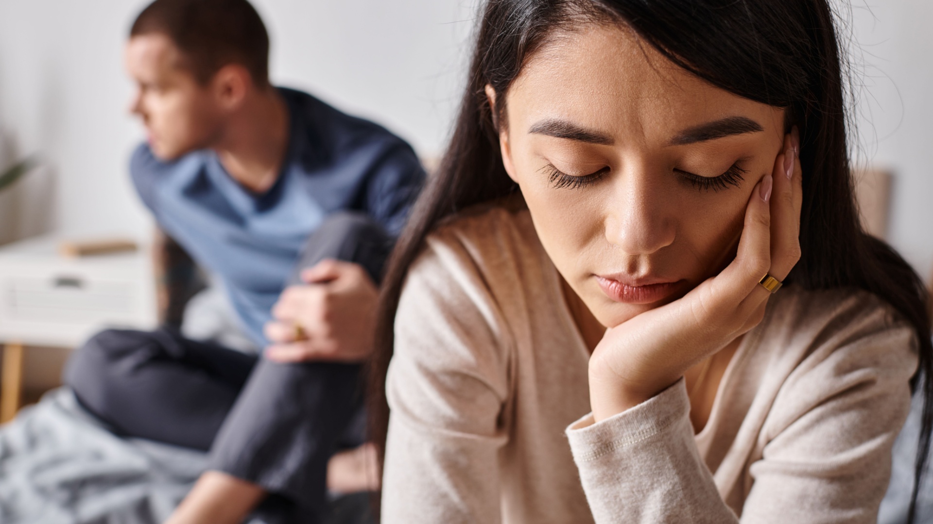 frau leidet wegen mann