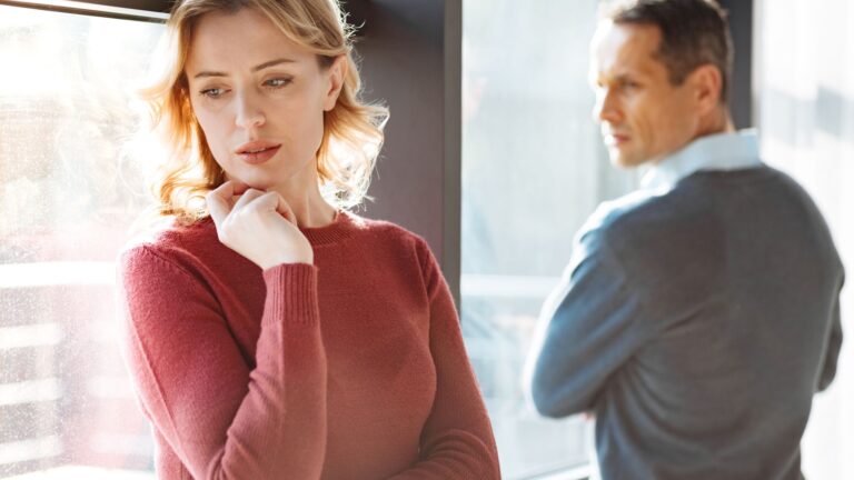 empath und ein narzisst stehen nebeneinander