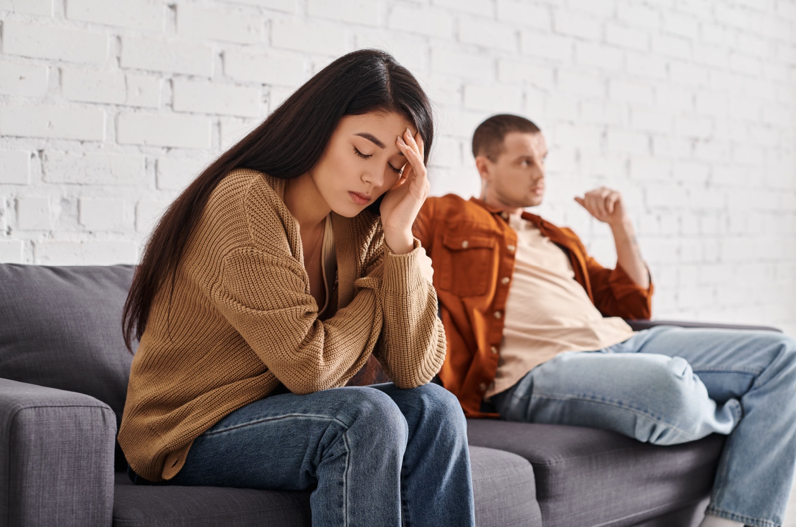 der narzisst spielt mit emotionen der frau