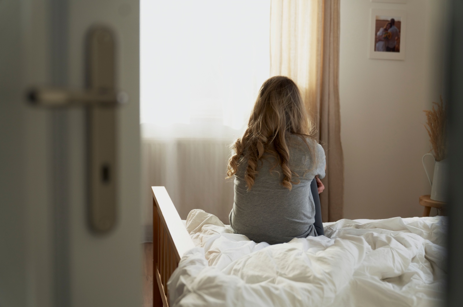 frau alleine auf bett